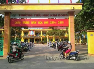 Trường Tiểu học Kim Đồng kẻ vạch, quy định từng khối lớp cho phụ huynh đón con giờ tan học.