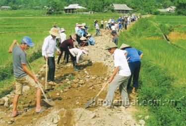 Hưởng ứng lời kêu gọi của MTTQ, đồng bào các dân tộc các địa phương đã chung sức tạo nền tảng kết cấu hạ tầng, xây dựng nông thôn mới. (Ảnh: Sùng Đức Hồng)