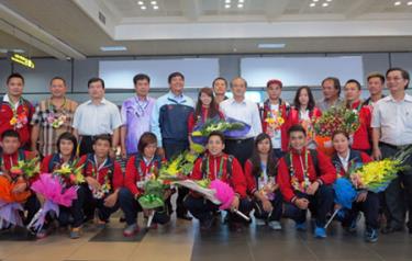 Các thành viên đội Wushu tại bay Nội Bài tối 25-9.