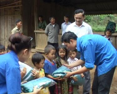 Đoàn viên Chi đoàn Báo Yên Bái tặng quà cho các em nhỏ tại thôn Làng Ca, xã Cát Thịnh, huyện Văn Chấn.