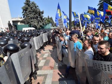 Những người phản đối thay đổi Hiến pháp Ukraine đụng độ với cảnh sát trước tòa nhà Quốc hội tại Kiev.