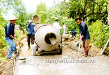 Người dân xã Tân Lập (huyện Lục Yên) làm đường giao thông nông thôn. (Ảnh: Quang Thiều)