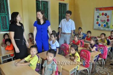 Đồng chí Vũ Minh Huê - Phó chủ tịch UBND huyện Văn Yên cùng lãnh đạo Phòng GD&ĐT, Đảng ủy xã Quang Minh kiểm tra công tác chuẩn bị năm học mới tại Trường Tiểu học xã Quang Minh.
