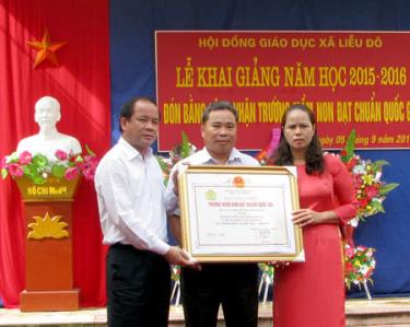 Đồng chí Tạ Văn Long - Phó chủ tịch Thường trực UBND tỉnh Yên Bái trao bằng công nhận chuẩn quốc gia mức độ I - năm 2015 cho Trường Mầm non Hoa Phượng, xã Liễu Đô.