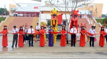 Đồng chí Chủ tịch UBND tỉnh cùng các đại biểu cắt băng khánh thành công trình Trường THPT Chuyên Nguyễn Tất Thành.