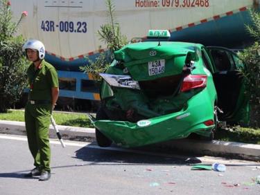 Taxi bị xe bồn đâm nát đuôi.