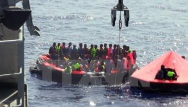 Những người di cư bất hợp pháp trên biển Địa Trung Hải ngoài khơi Libya ngày 5/8.