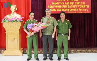 Công an tỉnh Yên Bái trao thưởng cho tập thể cán bộ, chiến sỹ Phòng Cảnh sát điều tra tội phạm về ma túy.
