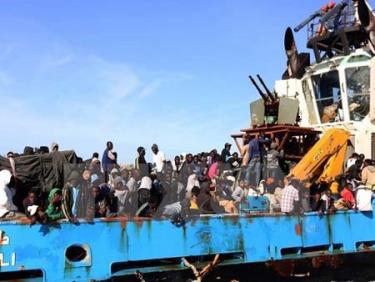 Tàu của lực lượng bảo vệ bờ biển Libya chở người gốc Phi di cư trái phép cập cảng ở thành phố Misrata, Libya.