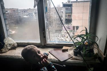 Cháu bé Nikita, 5 tuổi, có cha chết trong vụ nổ bom trên đường đi làm về tại thành phố Pervomaysk, Donetsk Oblast.