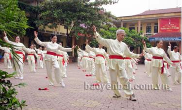 Hội viên người cao tuổi thành phố tích cực tham gia thể dục dưỡng sinh.