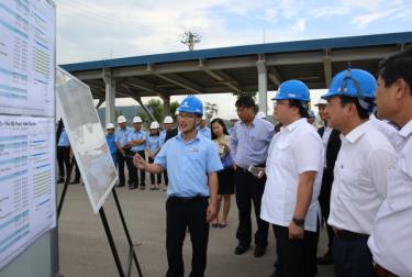 Phó Thủ tướng Hoàng Trung Hải nghe báo cáo về dự dafabet dang nhap Cảng tổng hợp quốc tế gang thép Nghi Sơn.