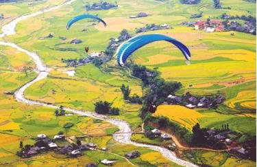 Bay dù lượn - hoạt động được nhiều du khách đón chờ tại Tuần văn hóa Danh thắng quốc gia ruộng bậc thang Mù Cang Chải. (Ảnh: Thanh Miền)
