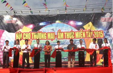 Các đại biểu cắt băng khai mạc Hội chợ