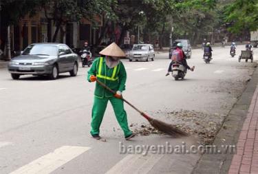 Nữ lao công Đội vệ sinh môi trường 1 (Công ty cổ phần Môi trường và Năng Lượng Nam Thành, Yên Bái trong ca làm việc.
