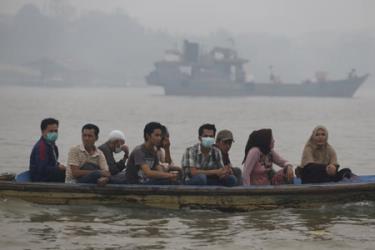 Bầu trời đảo Sumatra ở Indonesia mù mịt vì khói bụi.