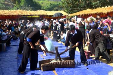 Thi giã bánh dày trong ngày hội, thu hút rất đông du khách thăm quan.
