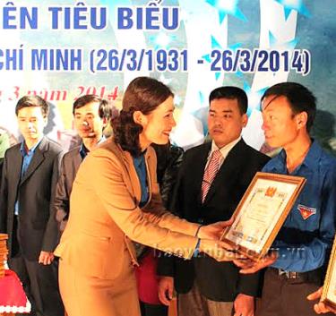 Thào A Giống nhận Bằng khen của Ban Thường vụ Tỉnh đoàn tại chương trình tuyên dương đoàn viên, thanh niên tiêu biểu.