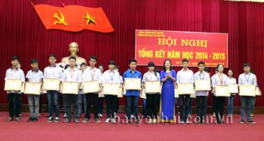 Lãnh đạo thành phố Yên Bái tặng giấy khen cho học sinh đạt danh hiệu học sinh giỏi năm học 2014 - 2015.