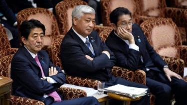 Thủ tướng Shinzo Abe (trái), Bộ trưởng Quốc phòng Nakatani (giữa) và Ngoại trưởng Fumio Kishida ngồi chờ nhiều giờ trong căn phòng trống đêm 16/9.
