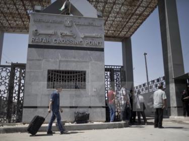 Người Palestine chờ qua cửa khẩu ở thành phố Rafah, miền Nam Dải Gaza ngày 20/8.
