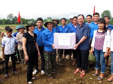 Đồng chí Phạm Duy Cường - Bí thư Tỉnh ủy cùng đồng chí Phạm Thị Thanh Trà - Chủ tịch UBND tỉnh tặng quà các đội viên tình nguyện trên công trình.