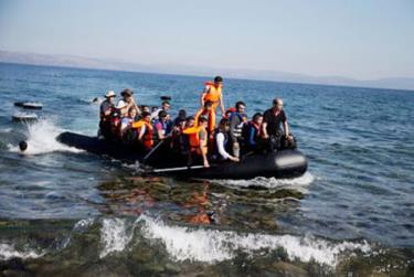 Một thuyền nhỏ chở người di cư đến đảo Lesbos ngày 19-9-2015.