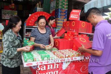 Người dân lựa chọn sản phẩm bánh trung thu cho gia đình.