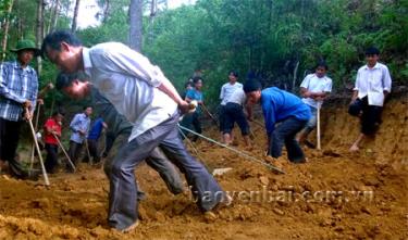 Đoàn viên xã Kim Nọi chung sức làm đường giao thông nông thôn từ bản Háng Chú đi bản Tà Chơ, xã Kim Nọi.
