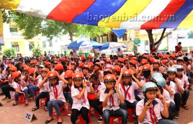 Học sinh Trường THCS Lê Hồng Phong được tuyên truyền hướng dẫn thực hiện đội mũ bảo hiểm khi tham gia giao thông tại Lễ phát động “Năm học ATGT tỉnh Yên Bái 2015 - 2016”.