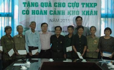 Đại diện Báo Tiền phong, Hội Cựu Thanh niên xung phong (TNXP) tỉnh, Tỉnh đoàn Yên Bái tặng quà cho các cựu TNXP của tỉnh.