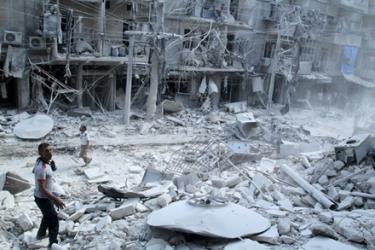 Cảnh đổ nát sau một vụ không kích ở Al-Shaar, Aleppo.