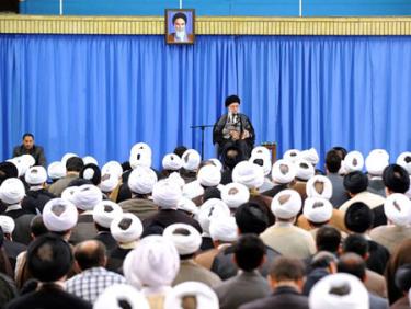 AFPLãnh đạo tối cao Iran, Ayatollah Ali Khamenei phát biểu trước một nhóm giáo sĩ ở Tehran hôm 27.9