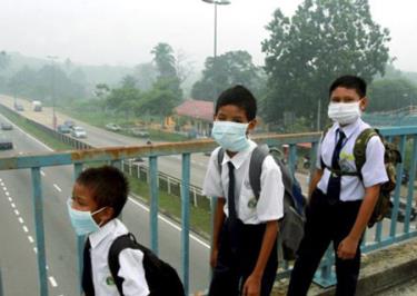 Học sinh nhiều nơi ở Malaysia phải đeo khẩu trang kín mít khi đến trường.