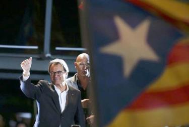 Người đứng đầu chính quyền Catalonia Artur Mas ăn mừng chiến thắng.