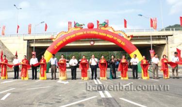 Trong nhiệm kỳ qua, hệ thống giao thông huyết mạch của tỉnh được đầu tư và phát triển mạnh mẽ. (Ảnh: Các đồng chí lãnh đạo tỉnh, Bộ Giao thông Vận tải cắt băng khánh thành nút IC12 đường tránh ngập thành phố dafabet com).
