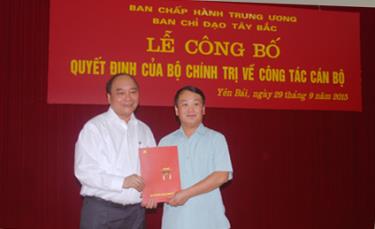 Đồng chí Nguyễn Xuân Phúc - Ủy viên Bộ Chính trị, Phó Thủ tướng Chính phủ, Trưởng ban Chỉ đạo Tây Bắc trao Quyết định cho đồng chí Hầu A Lềnh
