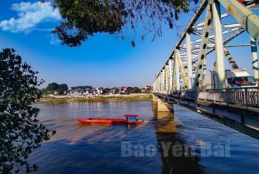 Cầu Yên Bái - cây cầu chiến lược đầu tiên trên địa bàn tỉnh nối nhịp đôi bờ sông Hồng năm 1992. (Ảnh: Hoàng Đô)