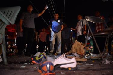 Tổng thống Rodrigo Duterte tại hiện trường vụ đánh bom ở Davao