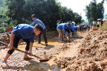 Đoàn viên thanh niên huyện Trạm Tấu khắc phục sạt lở đất, thông đường trước ngày khai giảng năm học mới.