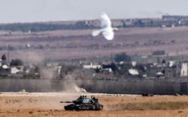 Xe tăng Thổ Nhĩ Kỳ hoạt động ở khu vực biên giới với Syria.