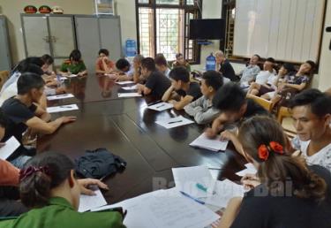 Các đối tượng phạm tội đánh bạc bị bắt giữ tại cơ quan công an.