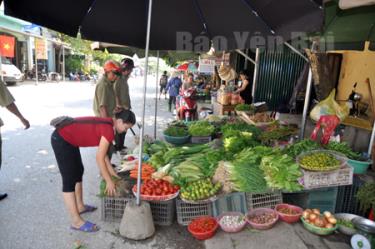 Công an thị trấn Thác Bà nhắc nhở các hộ lấn chiếm hành lang, lòng đường để kinh doanh.