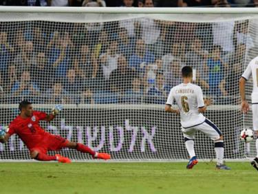 Antonio Candreva ghi bàn trên chấm 11m, đưa Italia vượt lên dẫn 2 - 0.