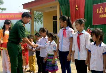 Lãnh đạo Bộ CHQS tỉnh tặng quà cho các cháu học sinh có hoàn cảnh khó khăn.