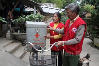 Hội viên Hội CTĐ thị trấn Cổ Phúc tổ chức quyên góp gạo ủng hộ người nghèo tại địa phương.