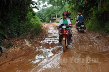 Đường bê tông vào xã An Phú (Lục Yên) bị xuống cấp nghiêm trọng.