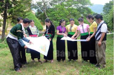 Hội viên phụ nữ trong huyện luôn tích cực học tập nâng cao trình độ.
Trong ảnh: Chị em tham gia lớp trung cấp địa chính mở tại huyện.