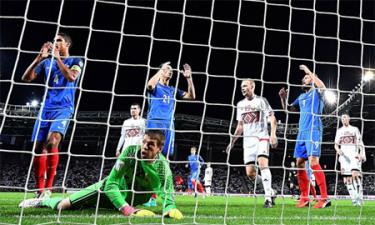 Raphael Varane, Laurent Koscielny và Olivier Giroud tiếc nuối ghi bỏ lỡ một cơ hội ghi bàn.