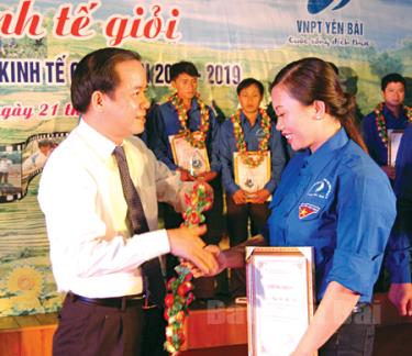 Đồng chí Tạ Văn Long - Phó Chủ tịch Thường trực UBND tỉnh tặng giấy khen cho điển hình thanh niên làm kinh tế giỏi.  (Ảnh: Hoài Văn)
